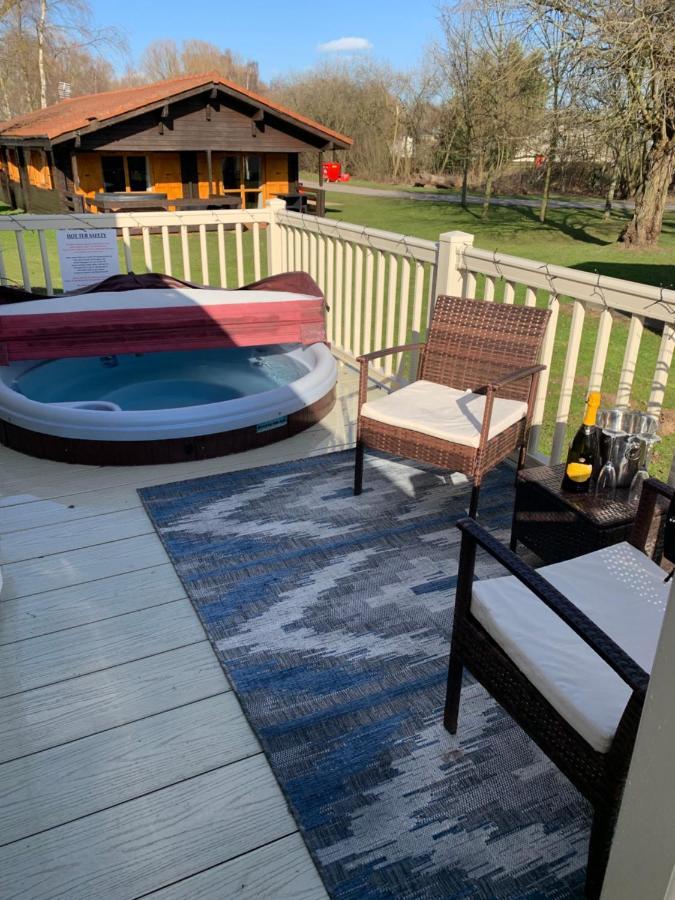Beautiful 3 Bedroom Caravan With Hot Tub - Tattershall Lakes Экстерьер фото